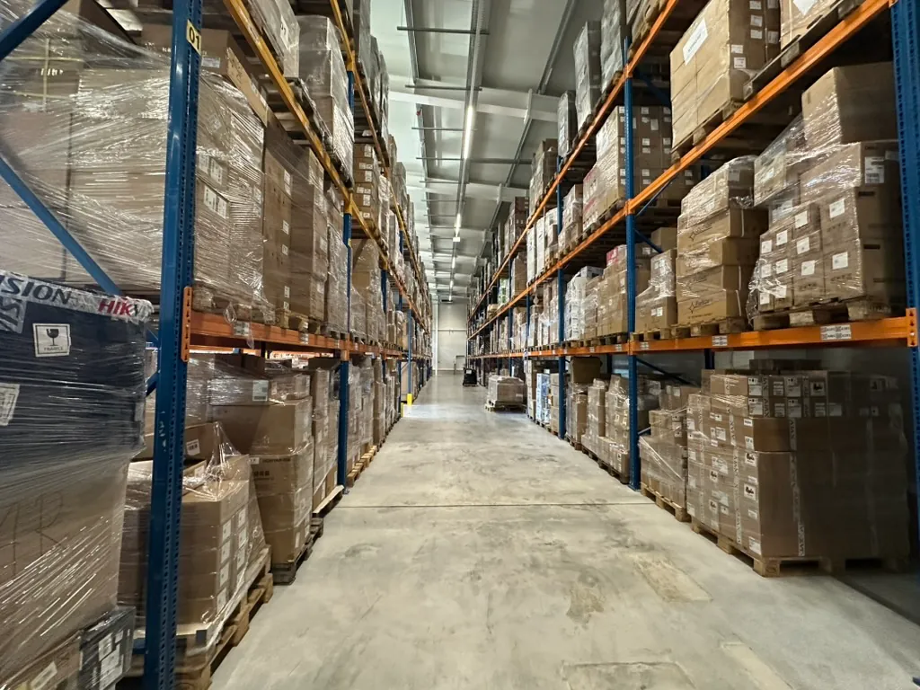 Raklapokkal teli polcsorok a RIEL új pilisborosjenői raktárában